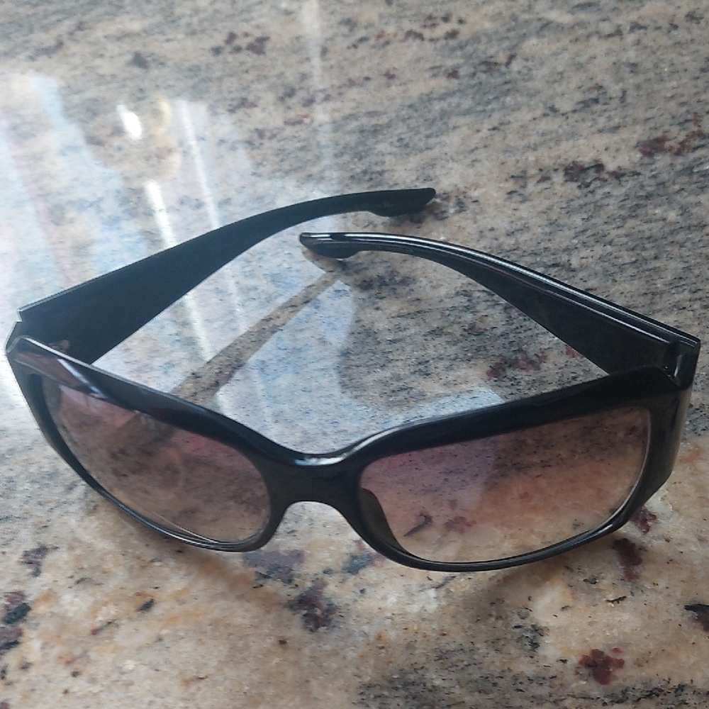 Dior Authentic Sleek Black Sunglasses with Gradient Lenses